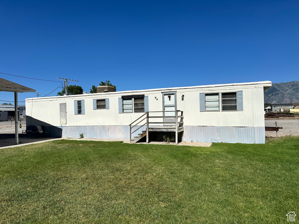 View of front of home featuring a front lawn