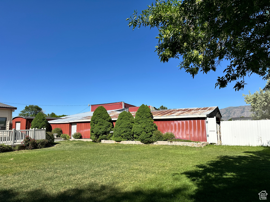 View of yard with an outdoor structure