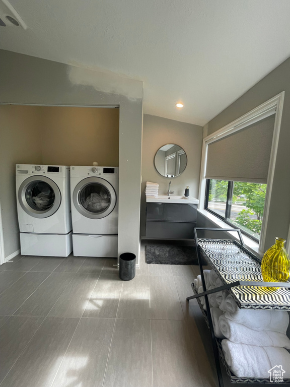 Laundry room with washer and clothes dryer and baseboards