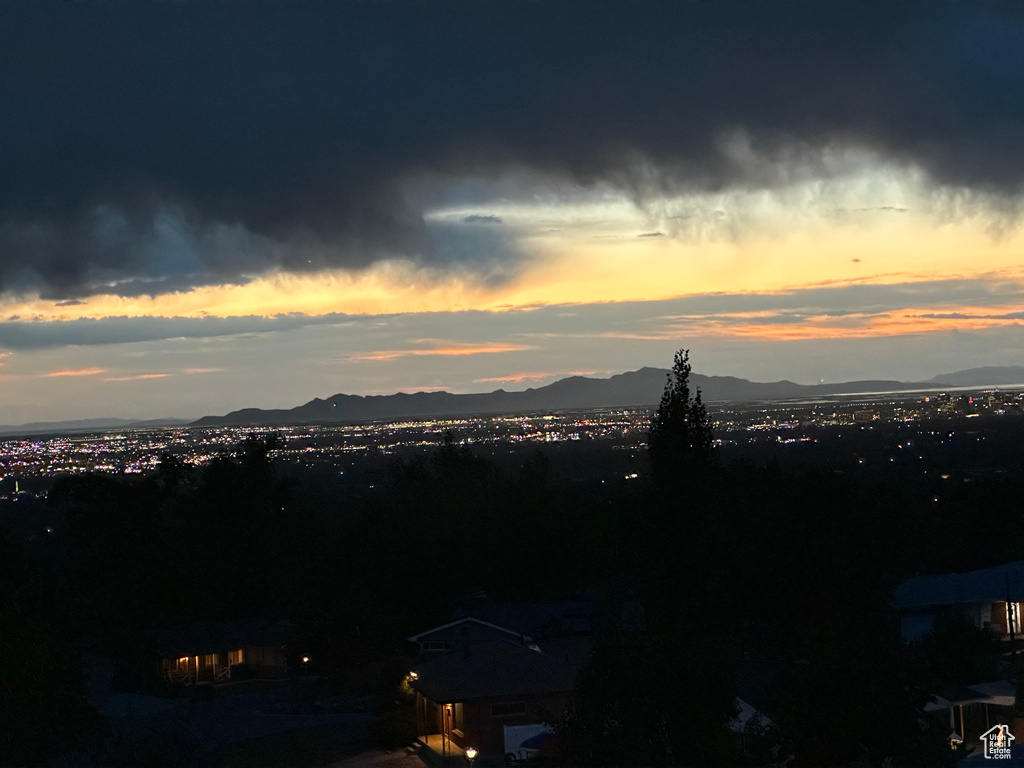 City view featuring a mountain backdrop