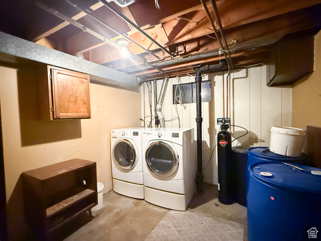 Washroom with washing machine and dryer