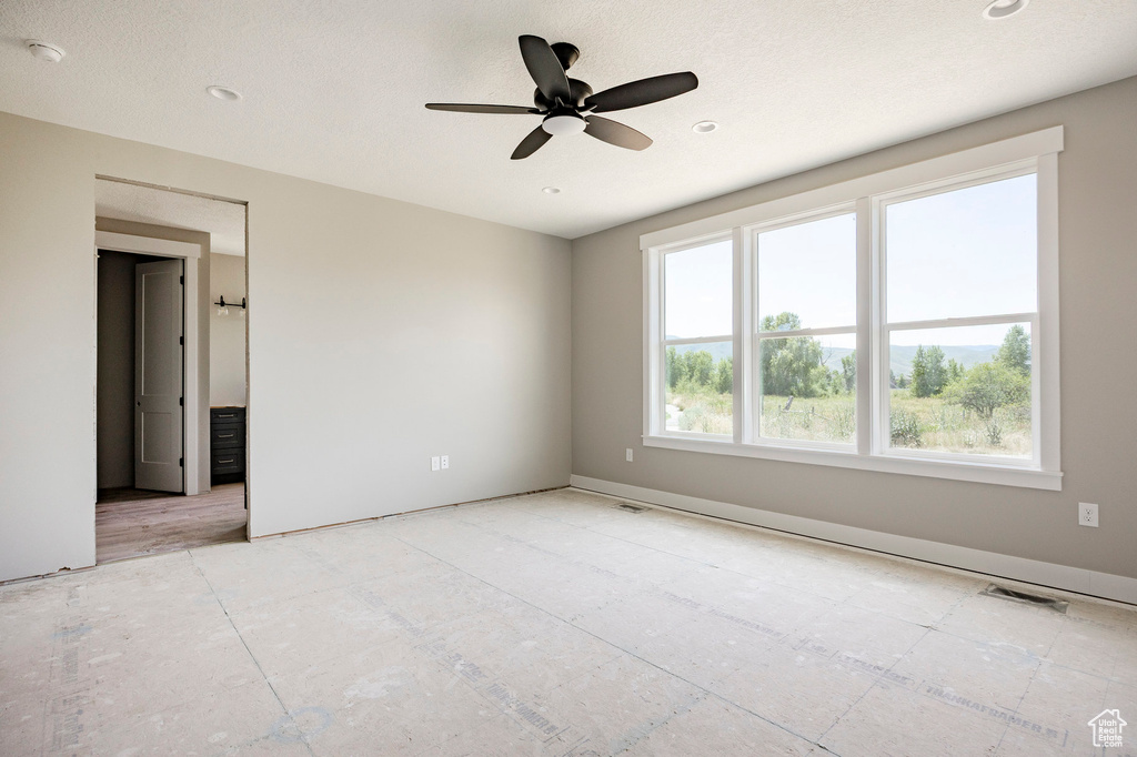 Unfurnished room featuring a smoke detector, a ceiling fan, and recessed lighting