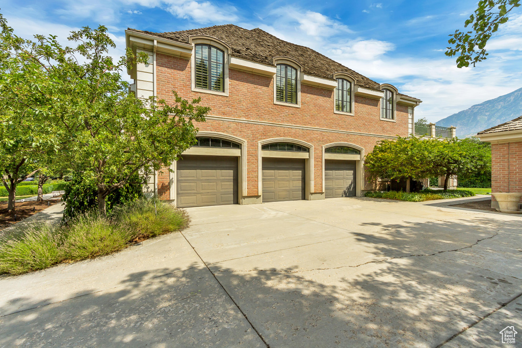 View of front of house featuring a garage
