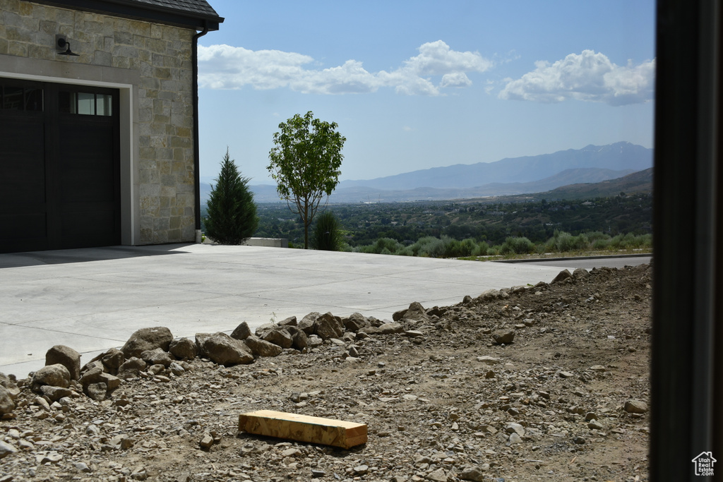 View of yard featuring a mountain view