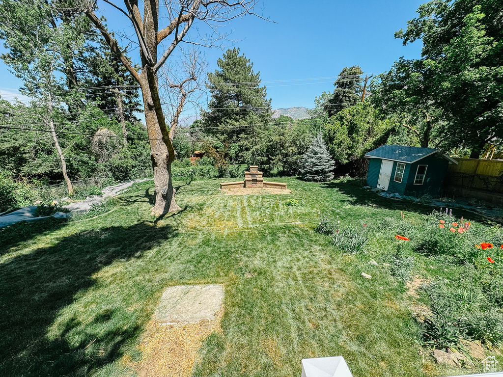 View of yard with an outdoor structure