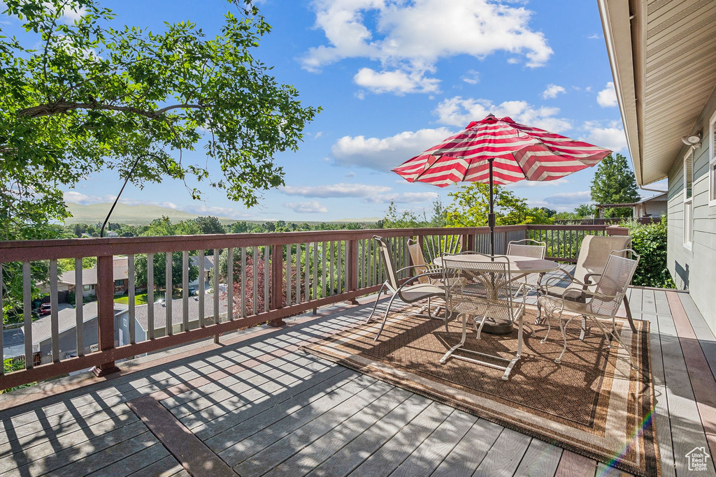 Deck with outdoor dining area