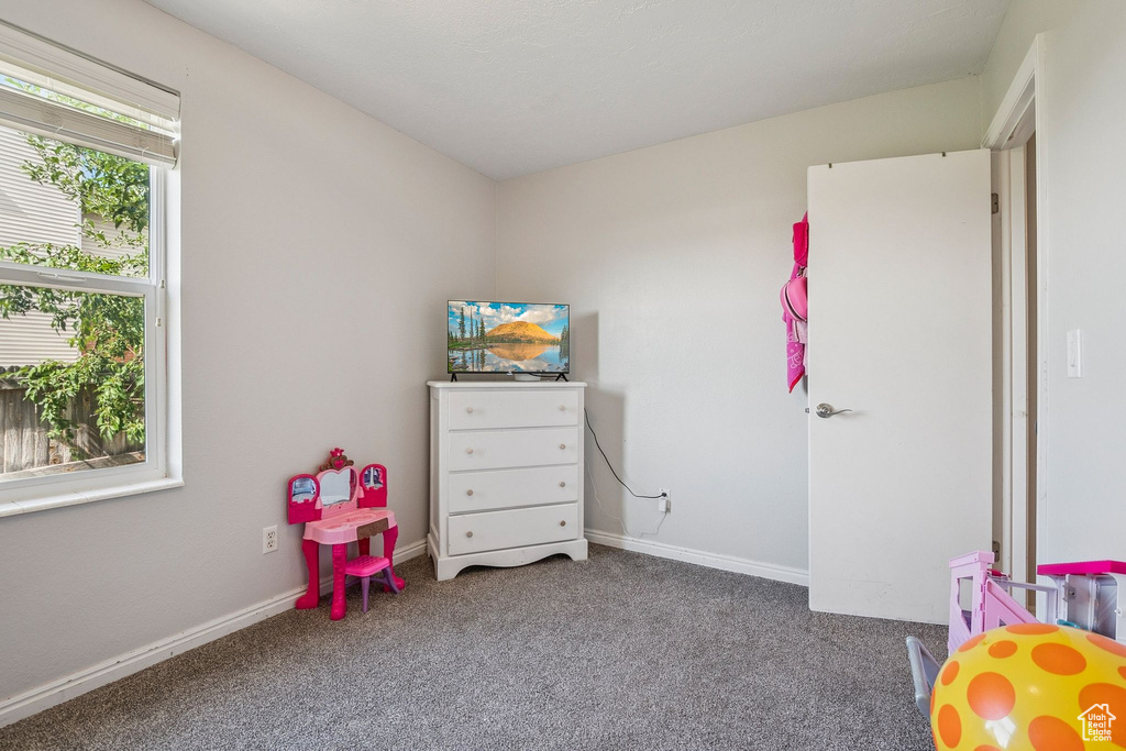 Rec room with carpet flooring and baseboards