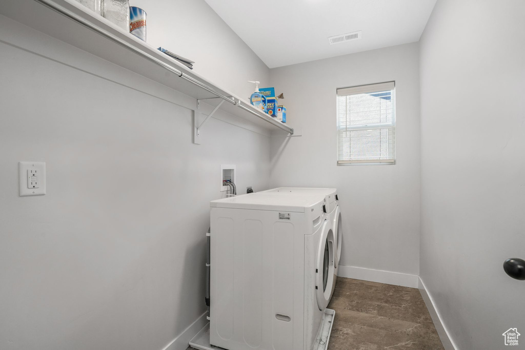 Laundry room with independent washer and dryer and baseboards
