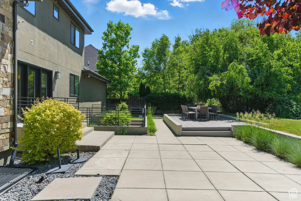 View of patio / terrace with outdoor dining space
