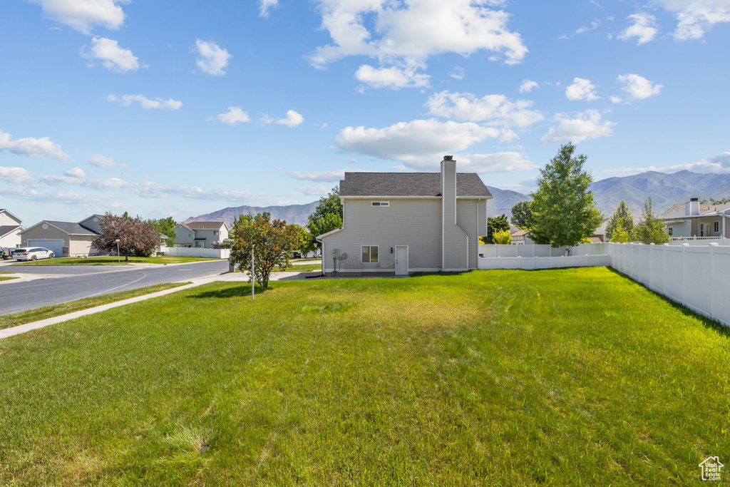 View of yard with a mountain view and a residential view