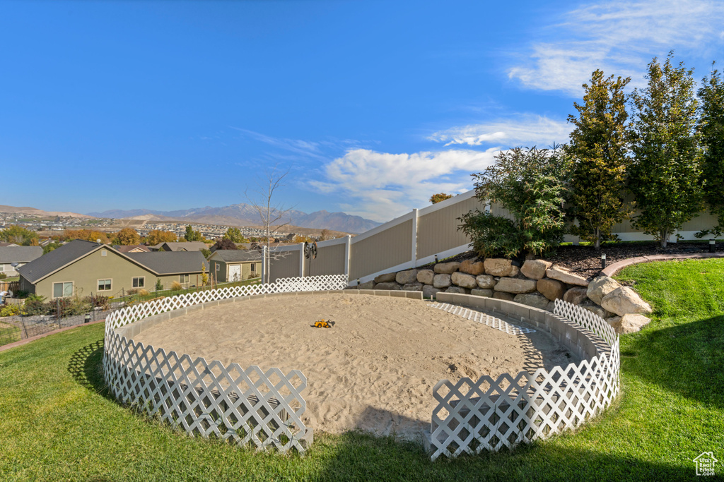 View of yard with a residential view and a mountain view