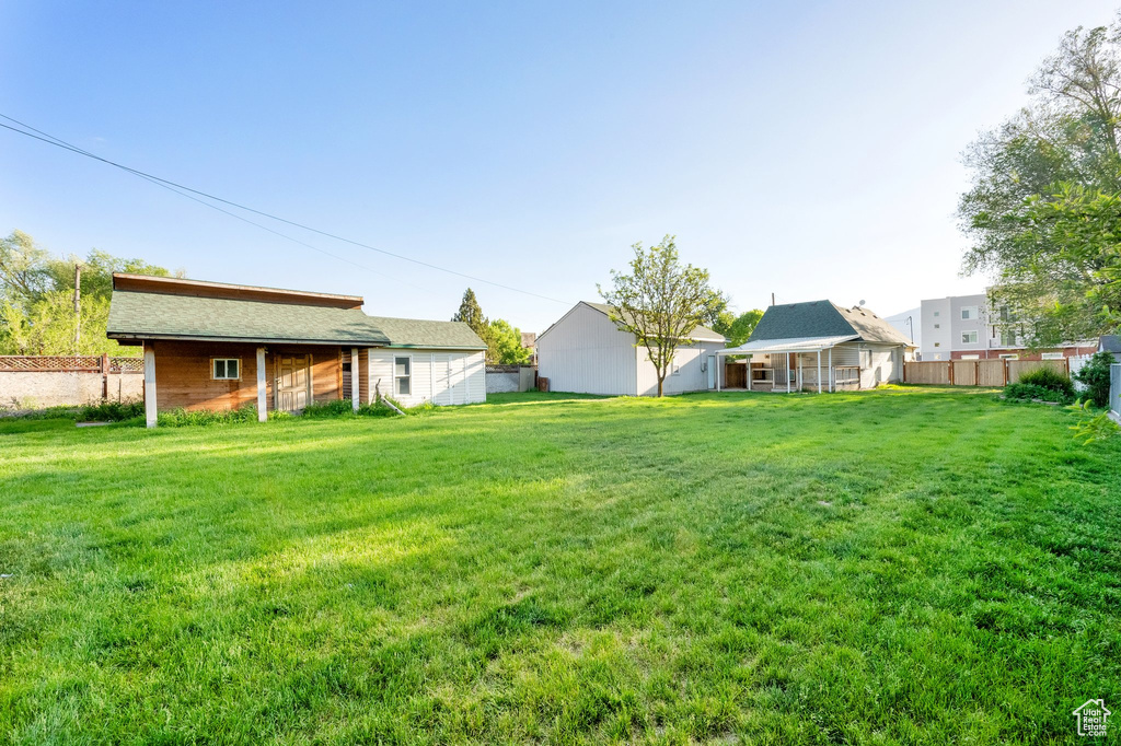 View of yard featuring an outdoor structure
