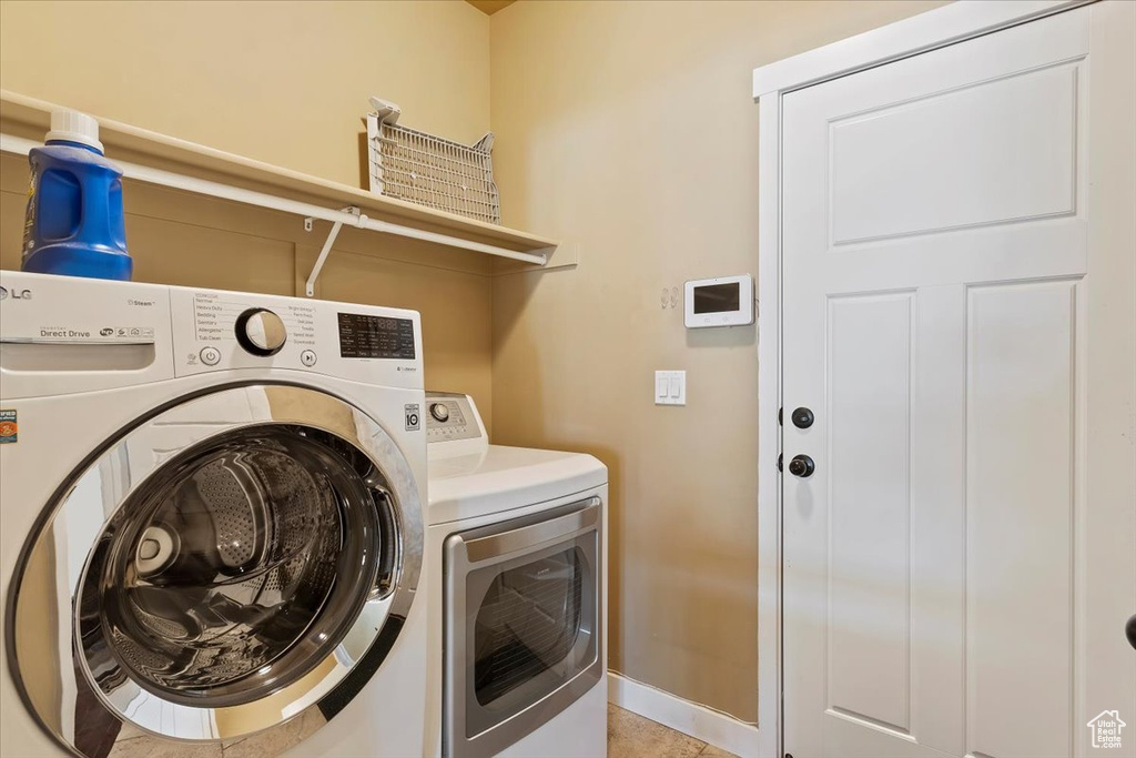 Laundry area featuring independent washer and dryer and baseboards