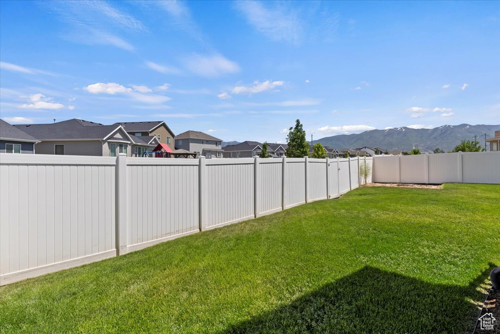 View of yard with a residential view and a mountain view