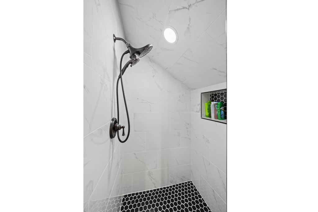 Bathroom featuring a tile shower