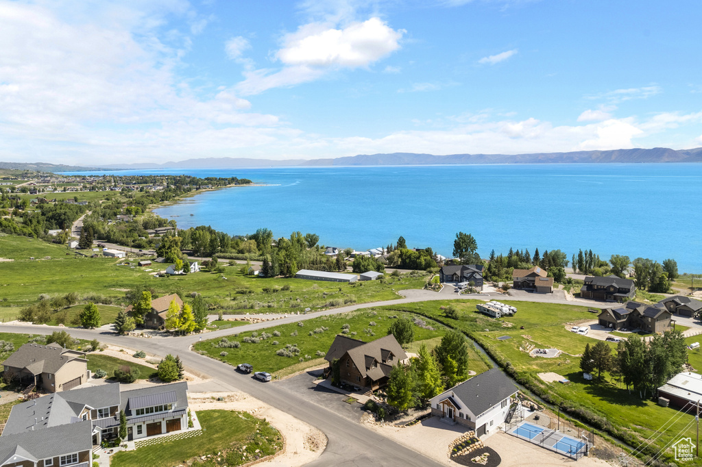 Bird\'s eye view of a water and mountain view