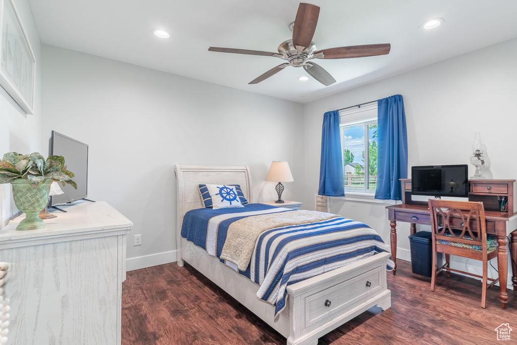 Bedroom featuring dark wood-style flooring, recessed lighting, baseboards, and ceiling fan