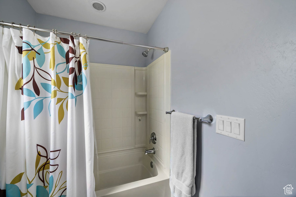 Full bath with shower / tub combo with curtain