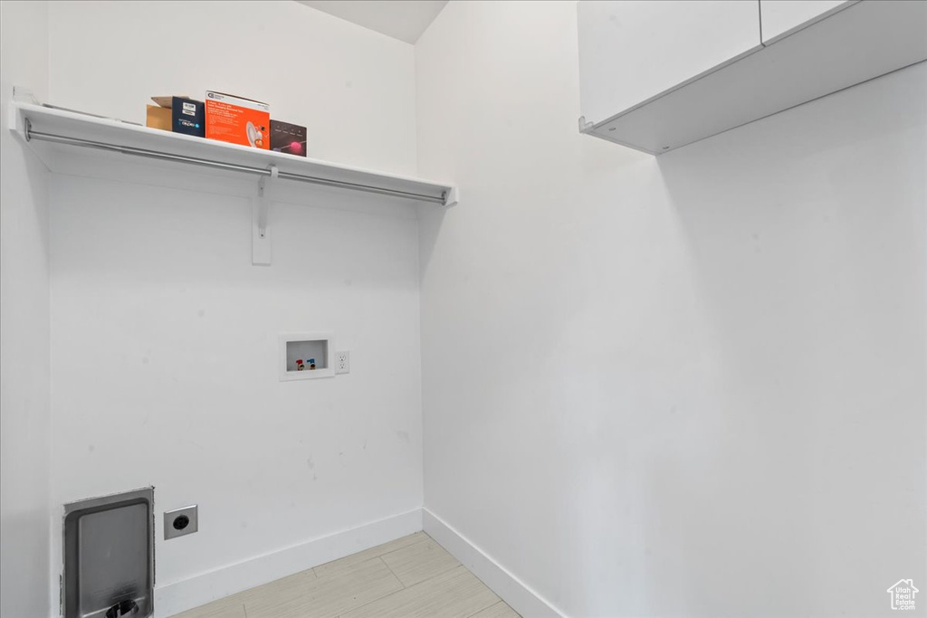 Laundry room with washer hookup, hookup for an electric dryer, and baseboards