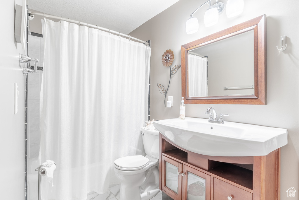 Full bath featuring toilet, vanity, and a shower with curtain