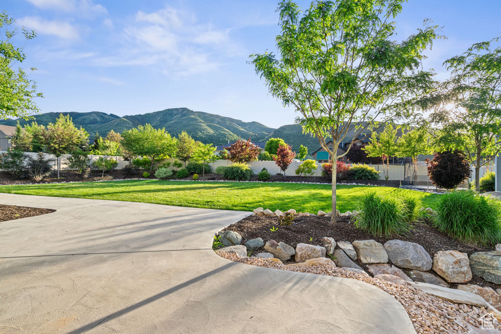 View of property\\\'s community featuring a mountain view
