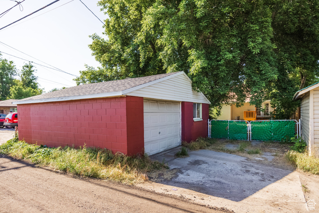 Detached garage with driveway