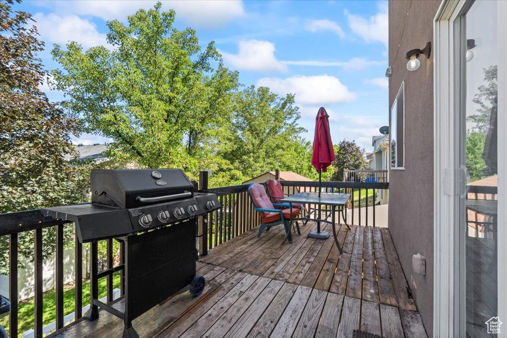 Deck with outdoor dining space and grilling area