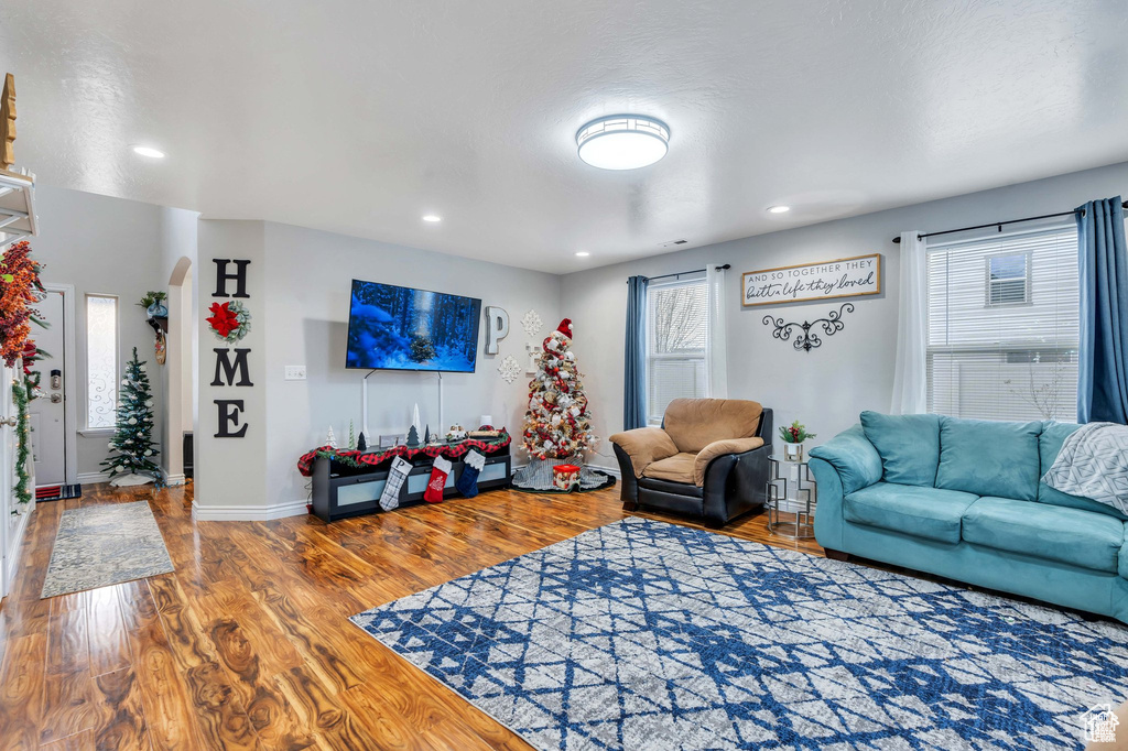 Living room featuring wood finished floors, recessed lighting, and baseboards