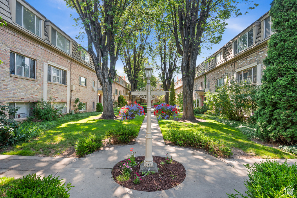 View of property's community with a residential view and a lawn