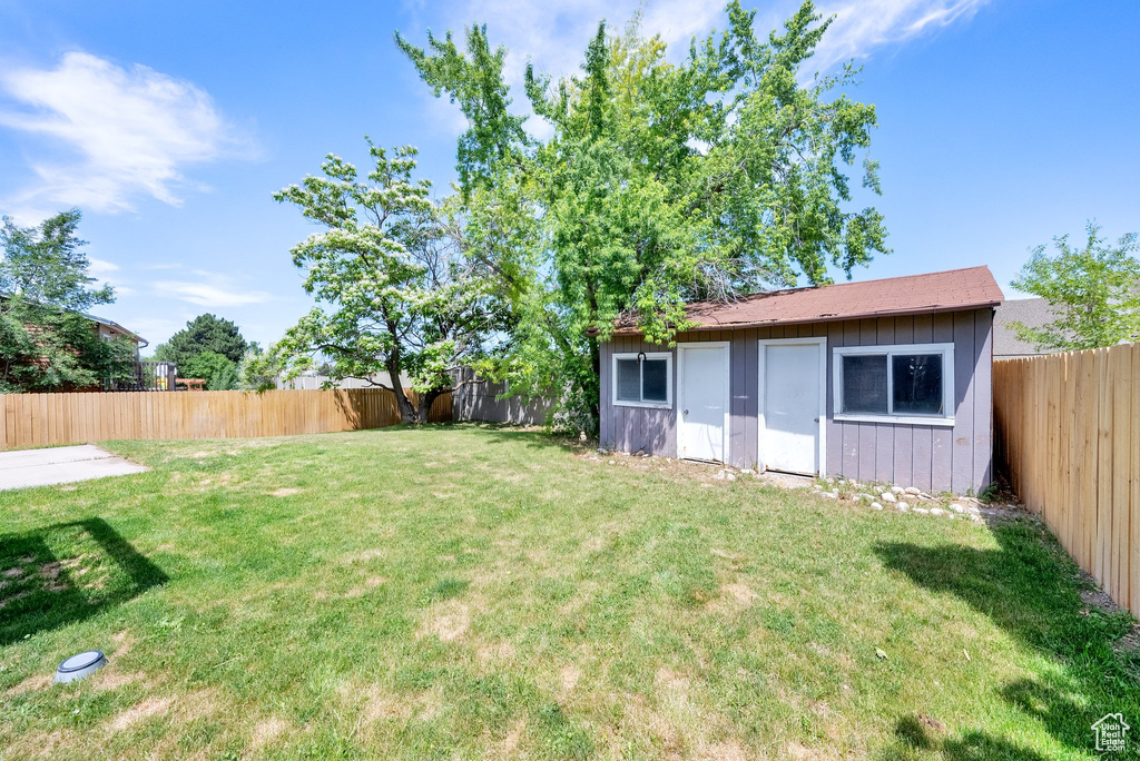 View of yard with an outbuilding