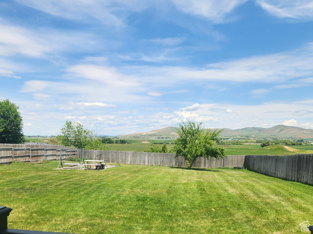 View of yard featuring a mountain view