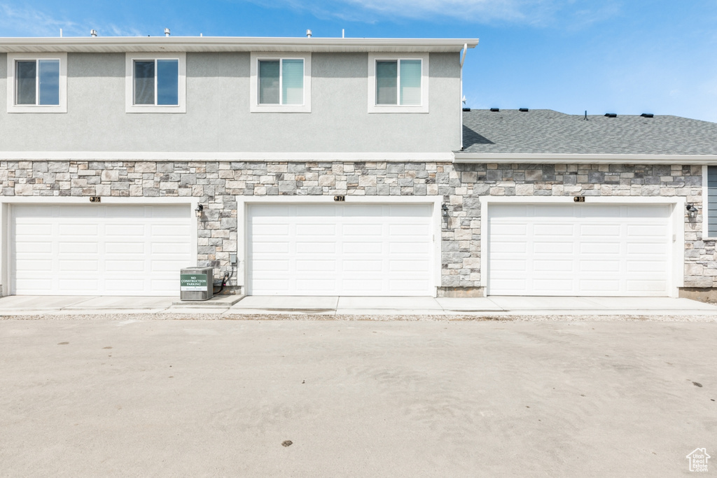 View of front of house featuring a garage