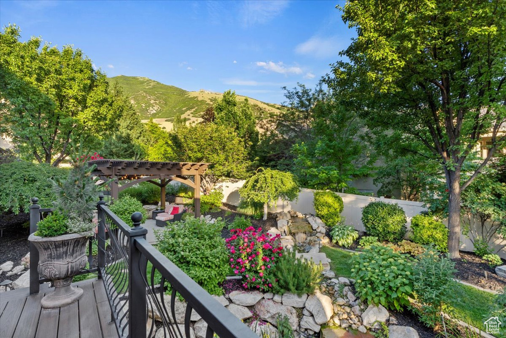 Balcony with a mountain view and a pergola