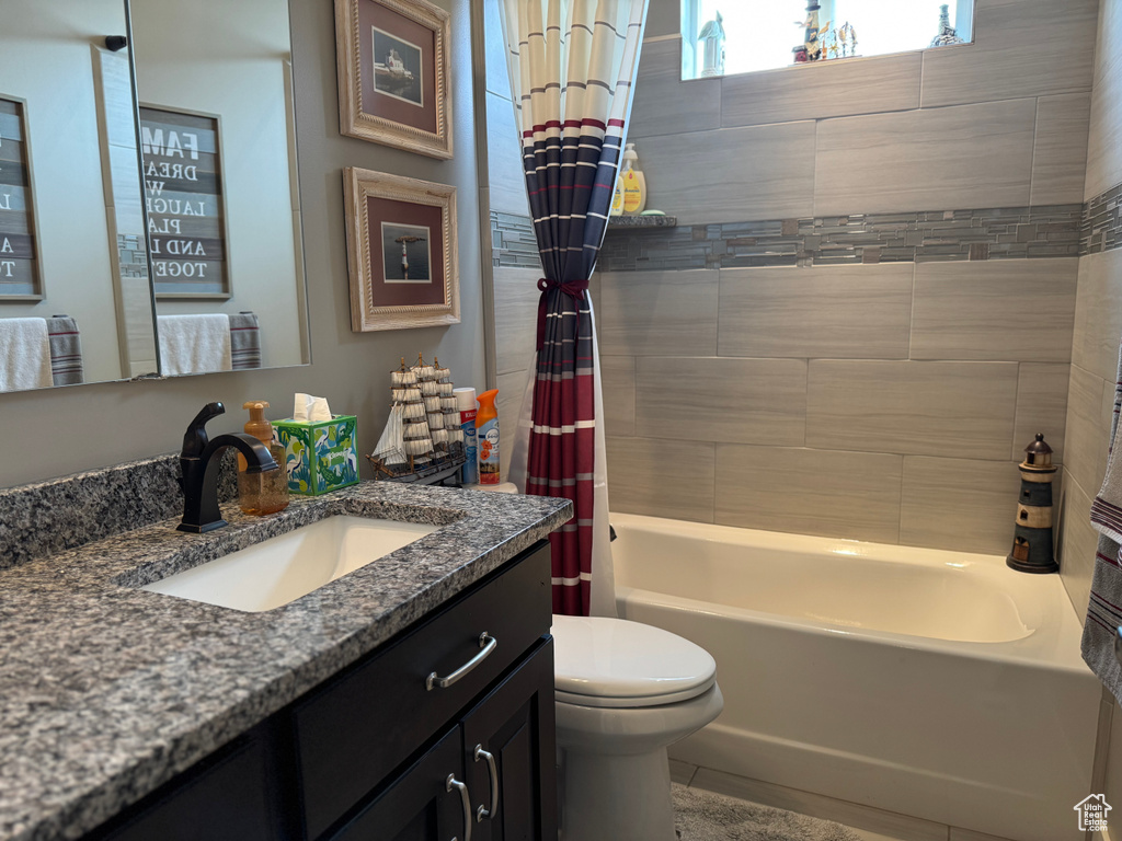 Full bathroom featuring vanity, toilet, and shower / bath combo