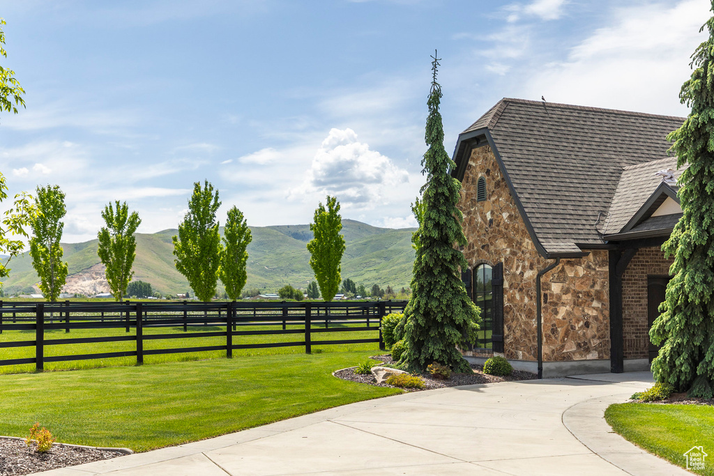 View of yard featuring a mountain view