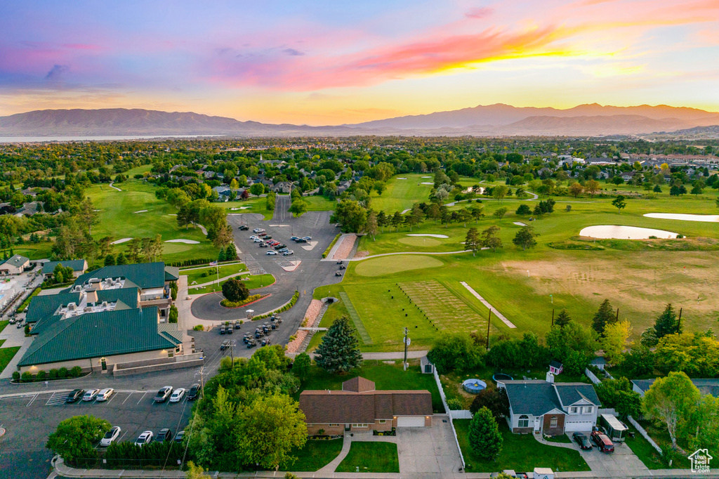 Bird\\\\\\\\\\\\\\\\\\\\\\\\\\\\\\\'s eye view of a mountainous background and a local golf course
