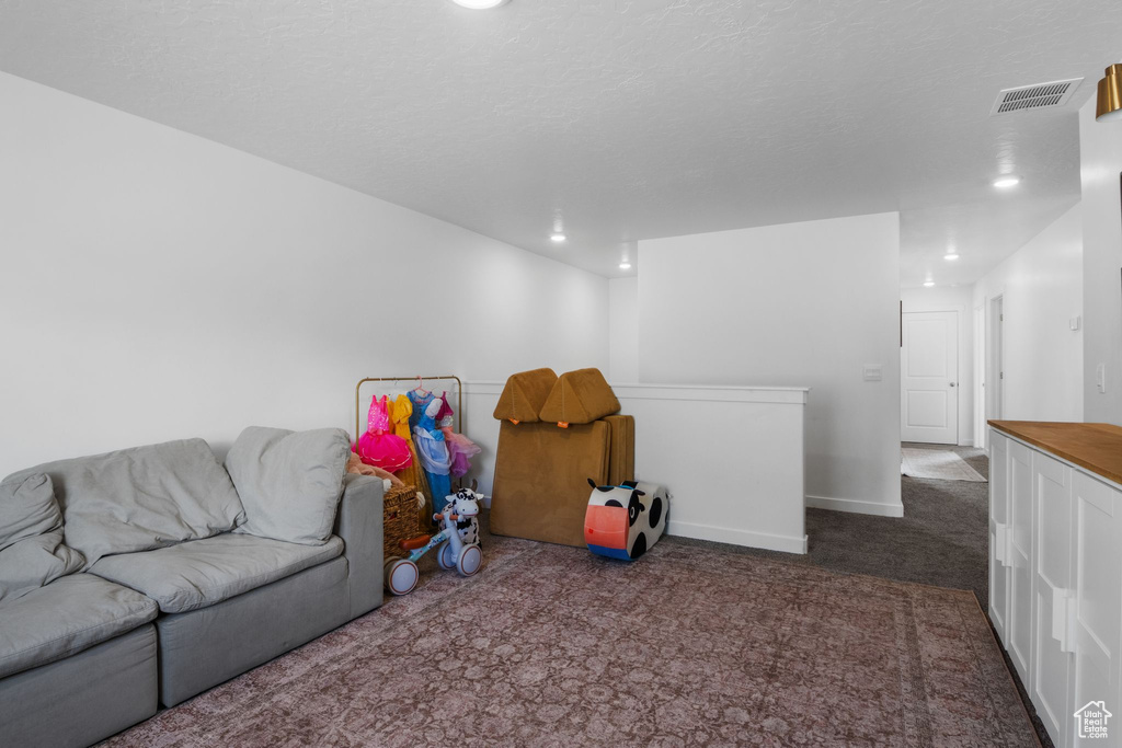 Living room featuring carpet flooring, recessed lighting, and baseboards