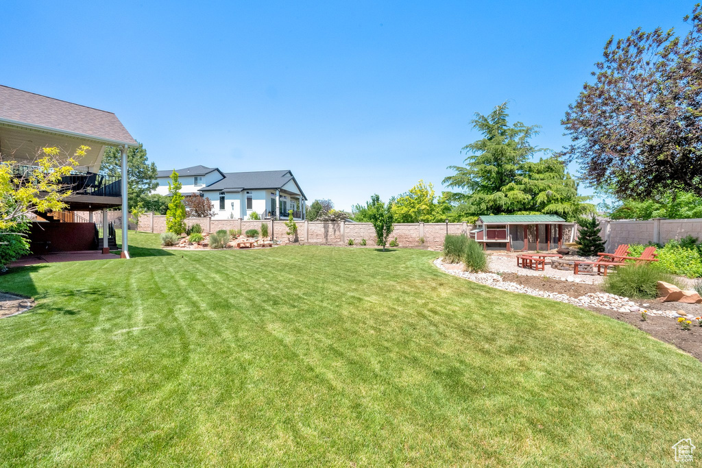 View of yard with a fire pit