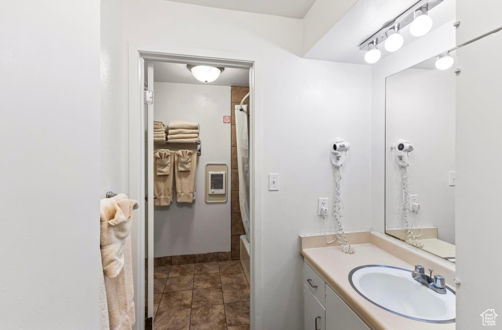Full bath with vanity and stone finish flooring
