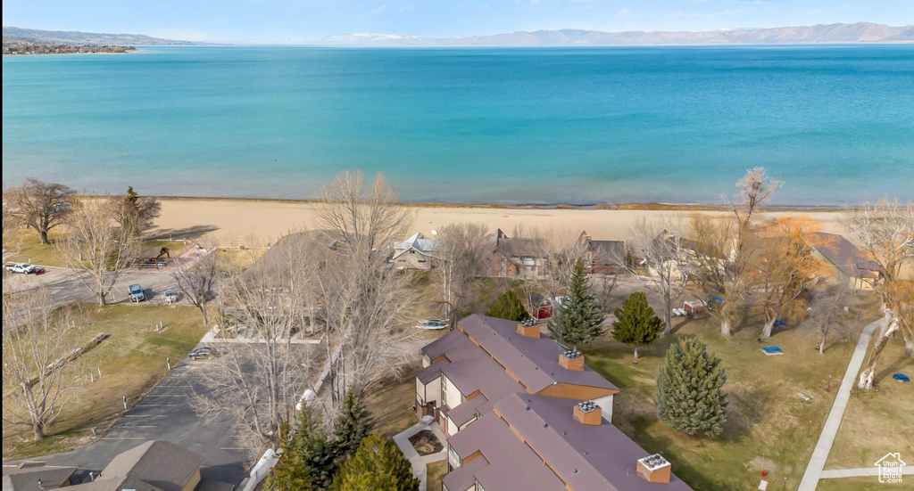 Aerial overview of property\'s location with a water and mountain view