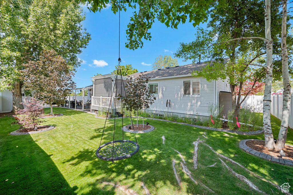 View of grassy yard