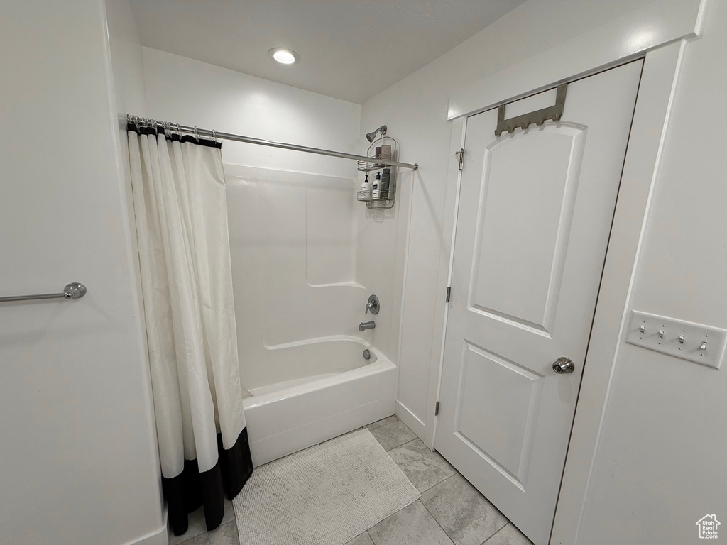 Full bath with shower / tub combo and recessed lighting
