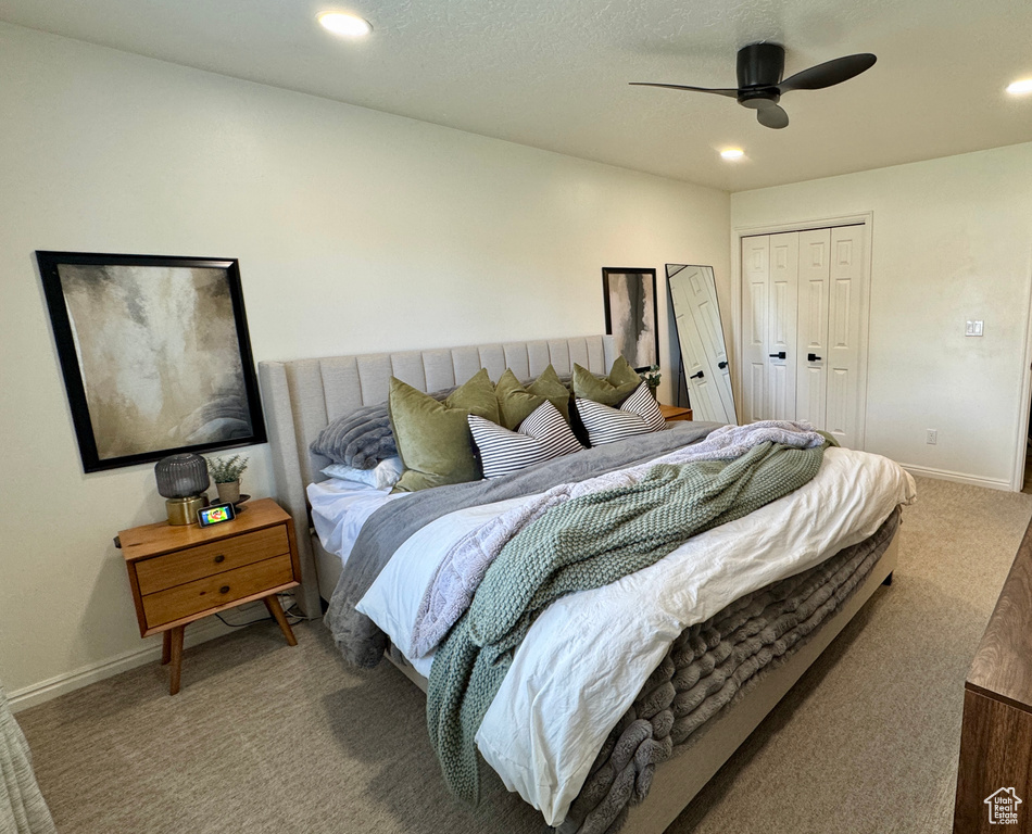 Bedroom featuring carpet flooring, a closet, baseboards, a ceiling fan, and recessed lighting