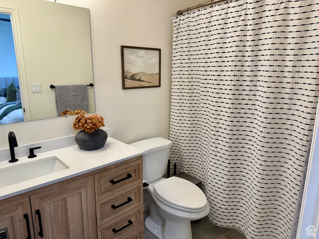 Full bathroom featuring vanity, toilet, a shower with curtain, and ensuite bath