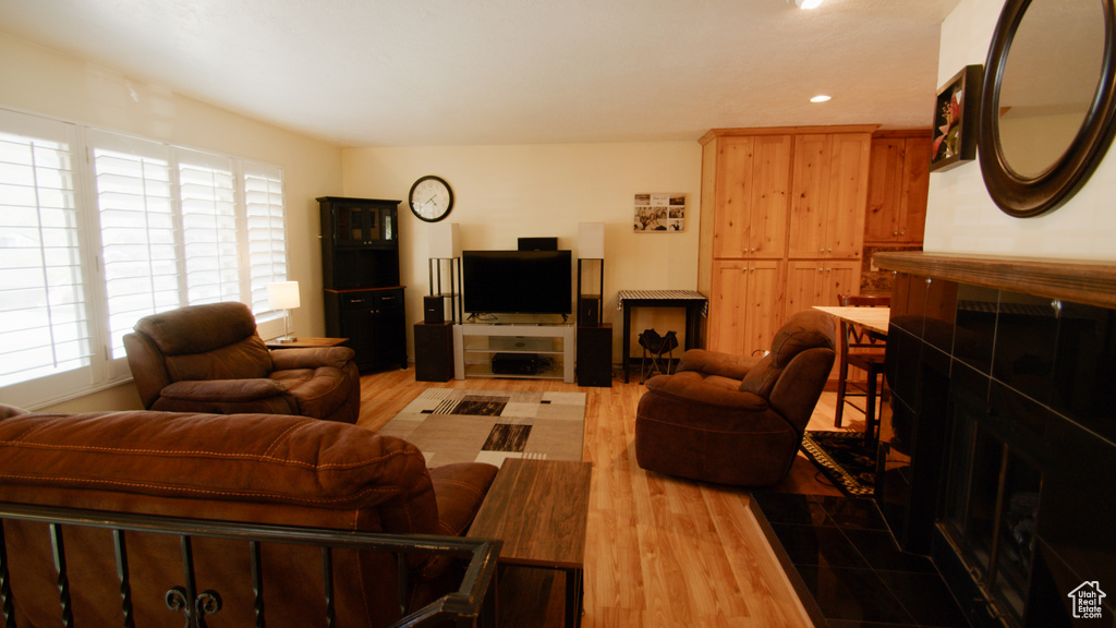 Living room featuring light wood-style flooring, healthy amount of natural light, and recessed lighting