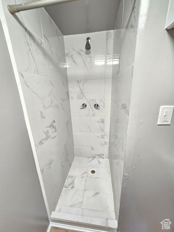 Bathroom with a marble finish shower