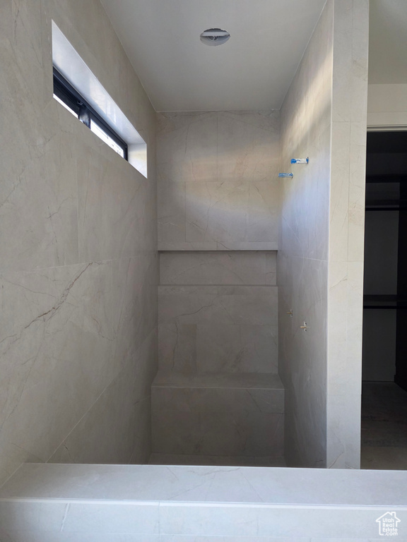 Full bathroom featuring a tile shower