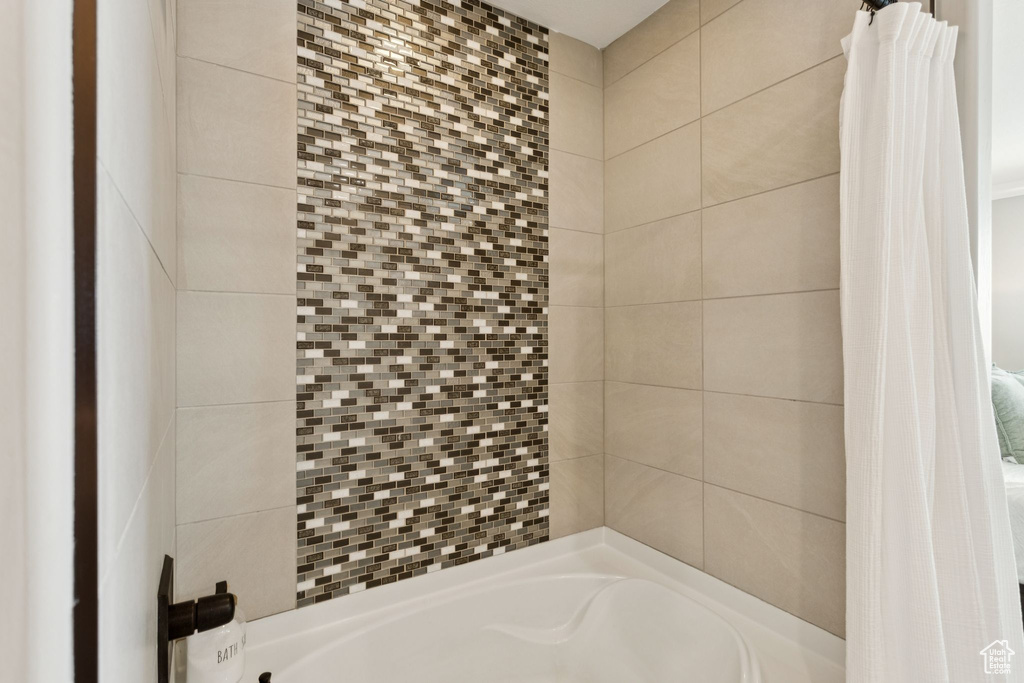 Bathroom with shower / bathtub combination with curtain