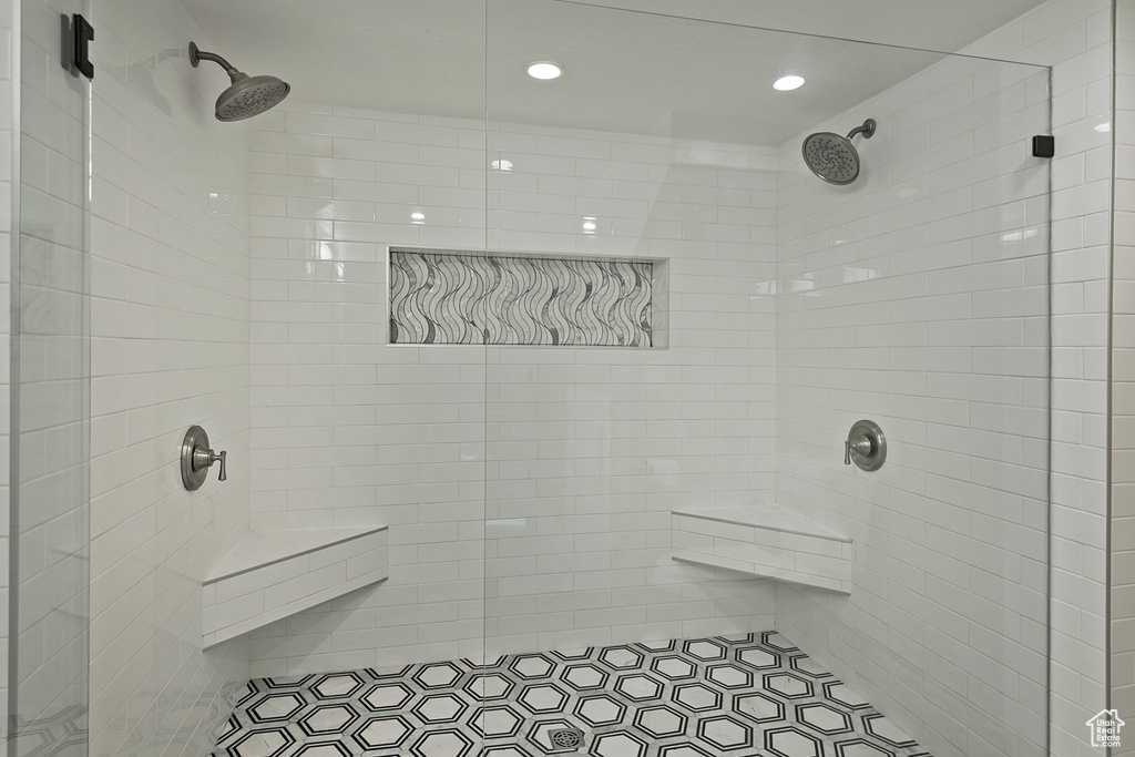 Full bath with tiled shower and recessed lighting