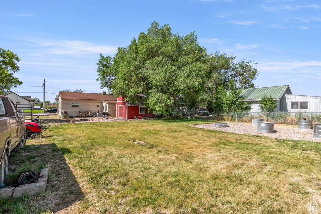 View of yard featuring an outbuilding